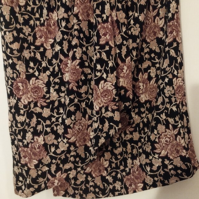 UNITED ARROWS(ユナイテッドアローズ)の黒　花柄　前合わせ　ロングスカート　ユナイテッドアローズ　Josef Otten レディースのスカート(ロングスカート)の商品写真