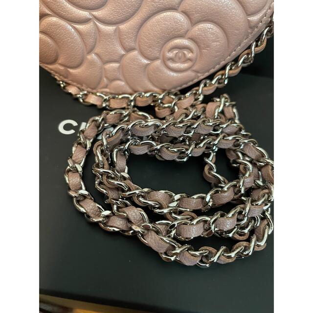 CHANEL(シャネル)の極美品❣️正規CHANELカーフスキンカメリアチェーンクランチシルバー金具 レディースのバッグ(ショルダーバッグ)の商品写真