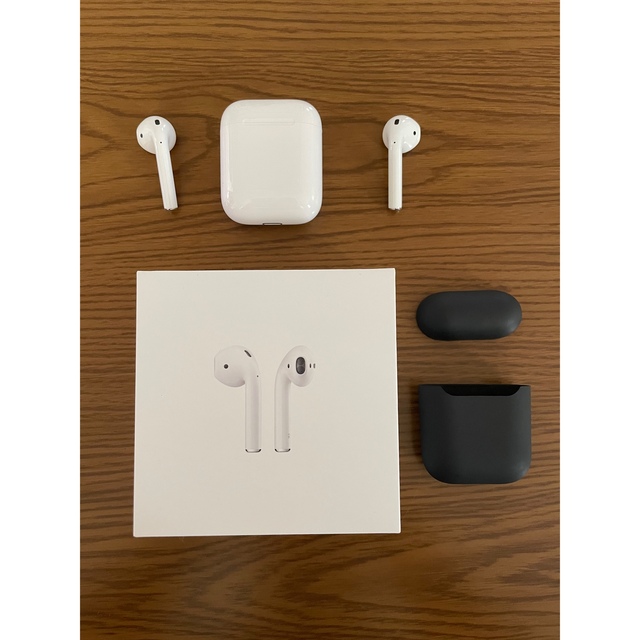 Apple(アップル)のAirpods エアーポッズ 第2世代 ケース付き スマホ/家電/カメラのオーディオ機器(ヘッドフォン/イヤフォン)の商品写真