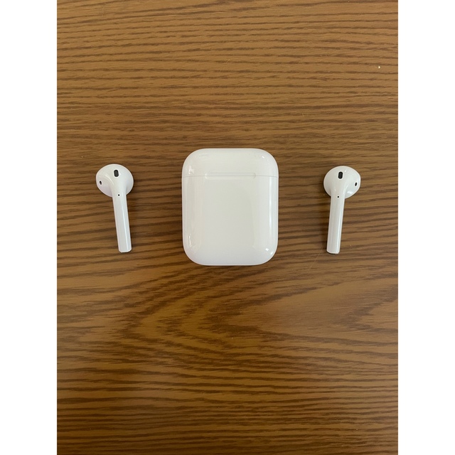 Apple(アップル)のAirpods エアーポッズ 第2世代 ケース付き スマホ/家電/カメラのオーディオ機器(ヘッドフォン/イヤフォン)の商品写真