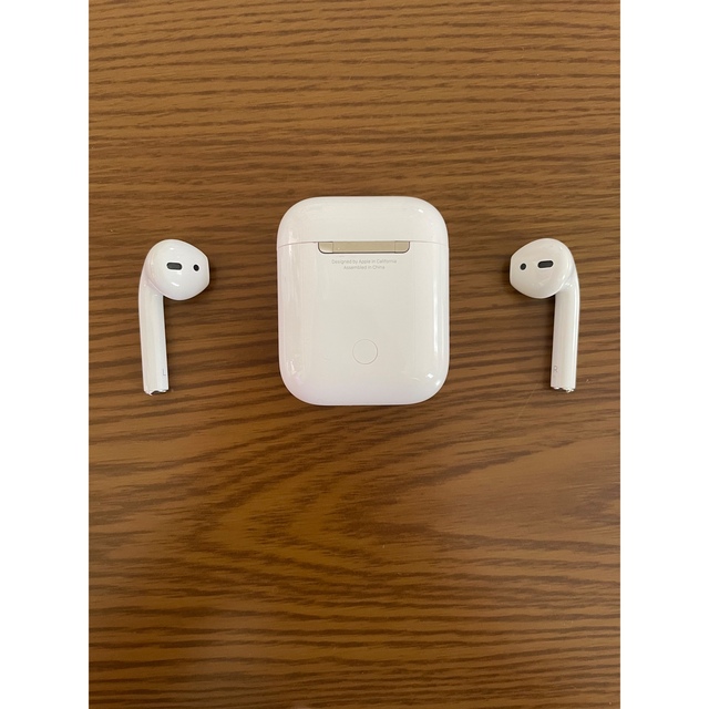 Apple(アップル)のAirpods エアーポッズ 第2世代 ケース付き スマホ/家電/カメラのオーディオ機器(ヘッドフォン/イヤフォン)の商品写真