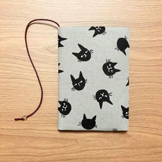 【 文庫本 】ブックカバー   ハンドメイド くろねこ グレージュ(ブックカバー)