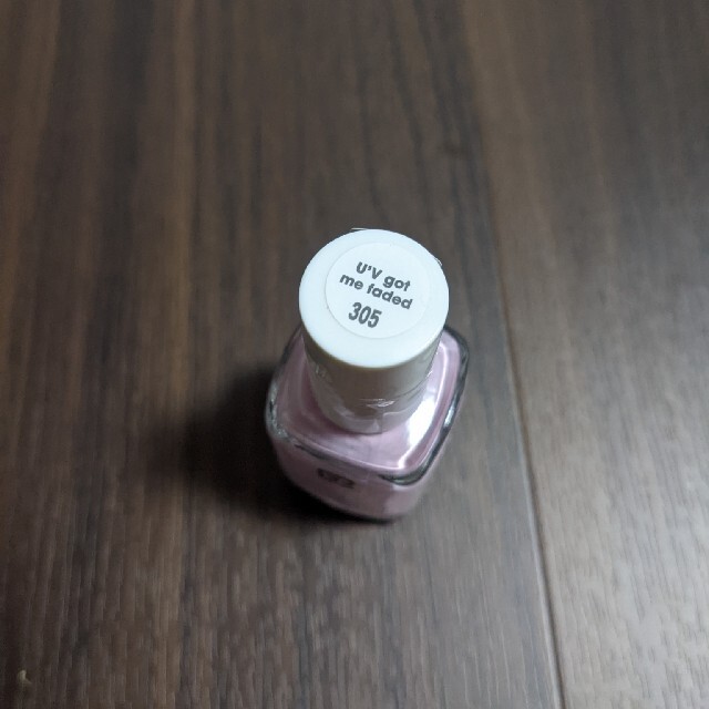 Essie(エッシー)のエッシー　ネイルポリッシュ　305　新品　未使用　未開封 コスメ/美容のネイル(マニキュア)の商品写真