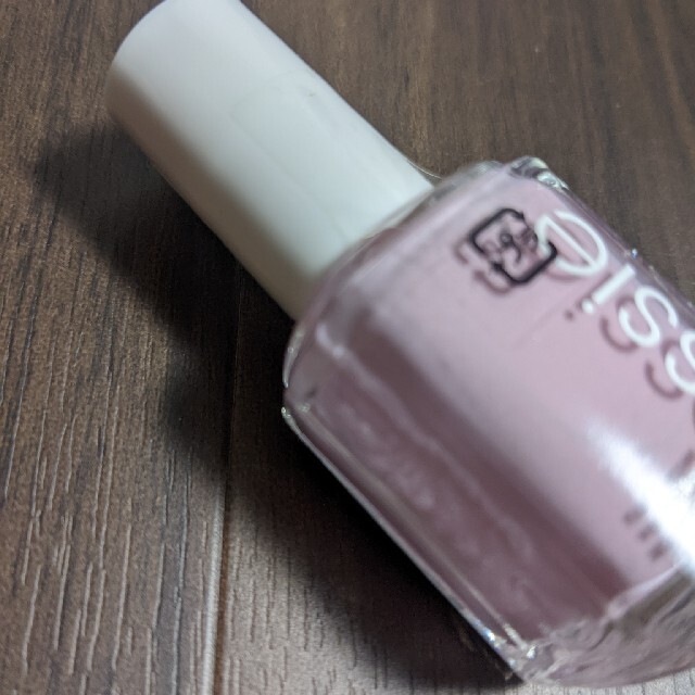 Essie(エッシー)のエッシー　ネイルポリッシュ　305　新品　未使用　未開封 コスメ/美容のネイル(マニキュア)の商品写真