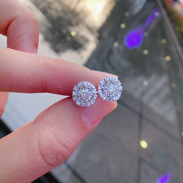 大人も着やすいシンプルファッション 天然ダイヤモンドピアス0.2ct k18