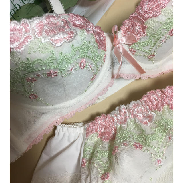 新品 ピンク花刺繍ブラセットA70 レディースの下着/アンダーウェア(ブラ&ショーツセット)の商品写真