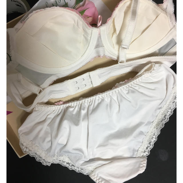 新品 ピンク花刺繍ブラセットA70 レディースの下着/アンダーウェア(ブラ&ショーツセット)の商品写真