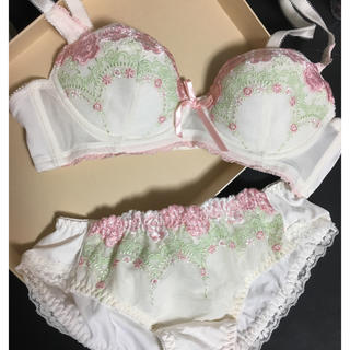 新品 ピンク花刺繍ブラセットA70(ブラ&ショーツセット)