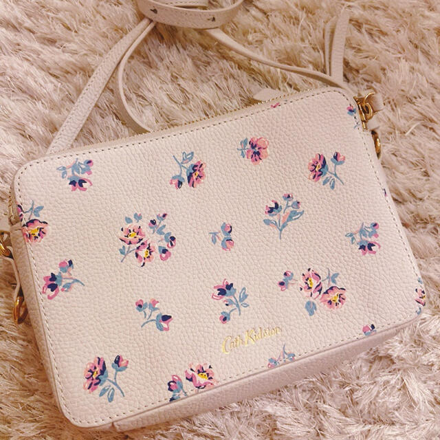 Cath Kidston(キャスキッドソン)のCath Kidston レザーミニバッグ　フラワーホワイト♡ レディースのバッグ(ショルダーバッグ)の商品写真