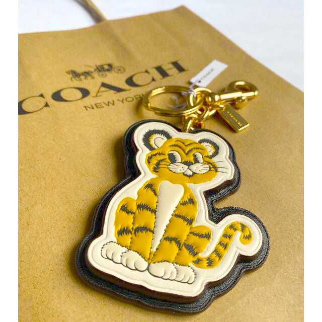 COACH(コーチ)のCOACHコーチ♡寅年限定 タイガーバックチャーム　新品未使用品 レディースのファッション小物(キーホルダー)の商品写真