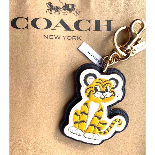 COACH(コーチ)のCOACHコーチ♡寅年限定 タイガーバックチャーム　新品未使用品 レディースのファッション小物(キーホルダー)の商品写真