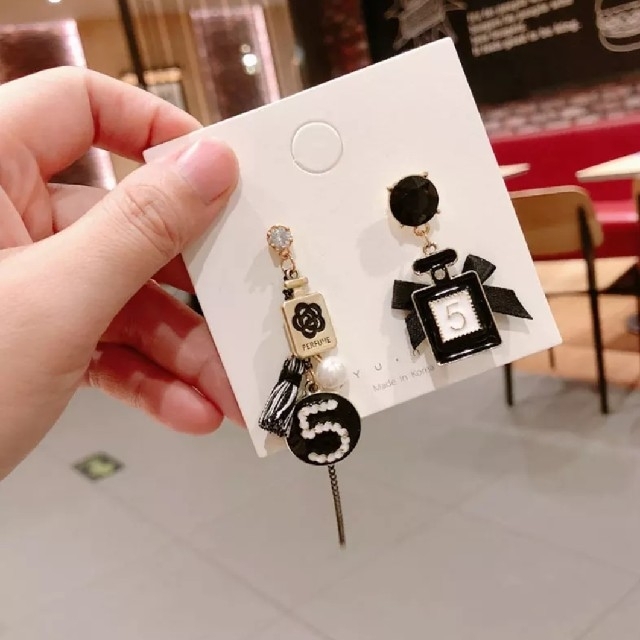 インポート❣️No.5 モチーフ パフューム ボトル 韓国 ファッション ピアス レディースのアクセサリー(ピアス)の商品写真