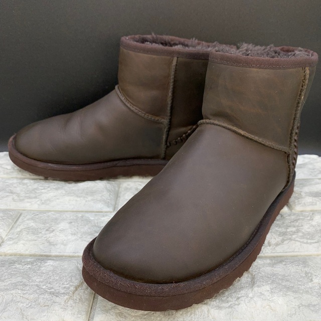 ugg  クラシックミニデコ　スムースレザーBK/WH