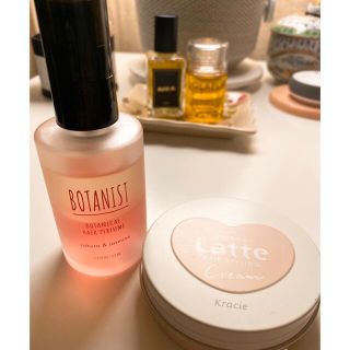 ボタニスト(BOTANIST)のﾎﾞﾀﾆｽﾄ ヘアパフューム　サクラ/ジャスミン　latteマー&ミー(オイル/美容液)