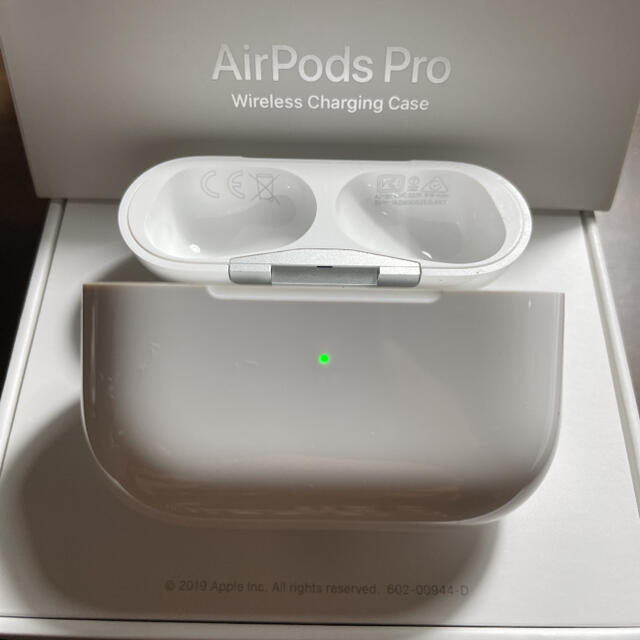 Apple(アップル)の【純正 新品】AirPods pro 充電ケースのみ スマホ/家電/カメラのオーディオ機器(ヘッドフォン/イヤフォン)の商品写真