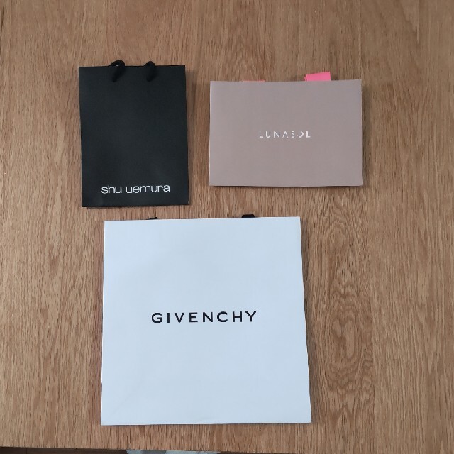 GIVENCHY(ジバンシィ)のGIVENCHY　ショッパー　紙袋 レディースのバッグ(ショップ袋)の商品写真