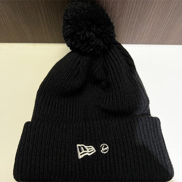 FRAGMENT(フラグメント)のNew Era × fragment design  ポンポンニット リブ　黒色 メンズの帽子(ニット帽/ビーニー)の商品写真