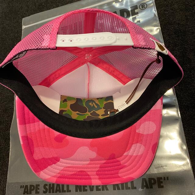 A BATHING APE(アベイシングエイプ)の新品 STUSSY & BAPE TRUCKER CAP ピンク メンズの帽子(キャップ)の商品写真