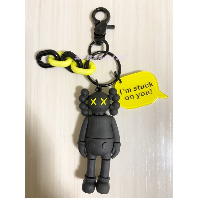 新品　可愛いカウズkaws キーホルダー　ストラップ　バッグホルダー　シリコン黒 メンズのファッション小物(キーホルダー)の商品写真