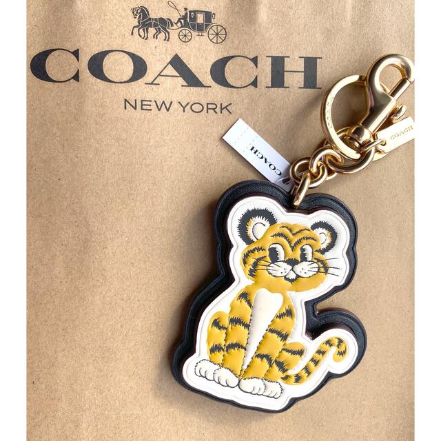 COACH(コーチ)のCOACHコーチ♡寅年限定 タイガーバックチャーム　新品未使用品 レディースのファッション小物(キーホルダー)の商品写真