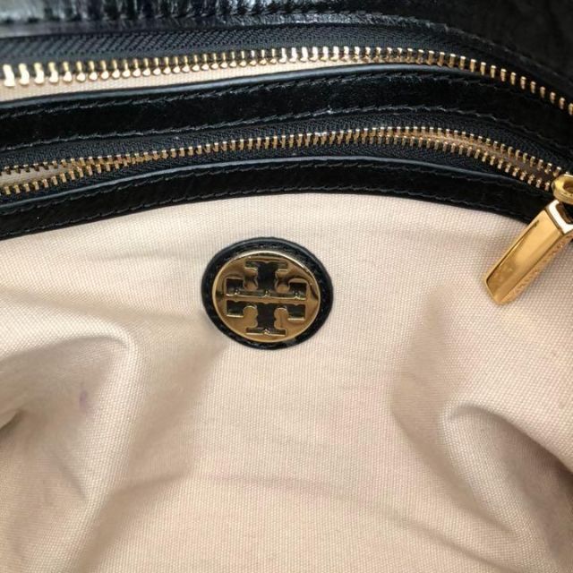 Tory Burch(トリーバーチ)のトリーバーチTory Burch　レザートートバッグ　ブラック黒　A4収納可 レディースのバッグ(トートバッグ)の商品写真