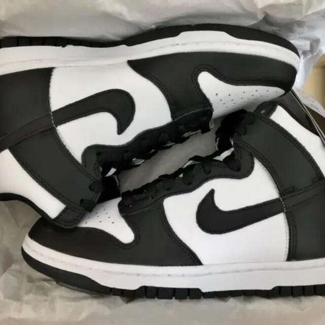 NIKE(ナイキ)のNIKE WMNS DUNK HIGH BLACK AND WHITE 25 メンズの靴/シューズ(スニーカー)の商品写真