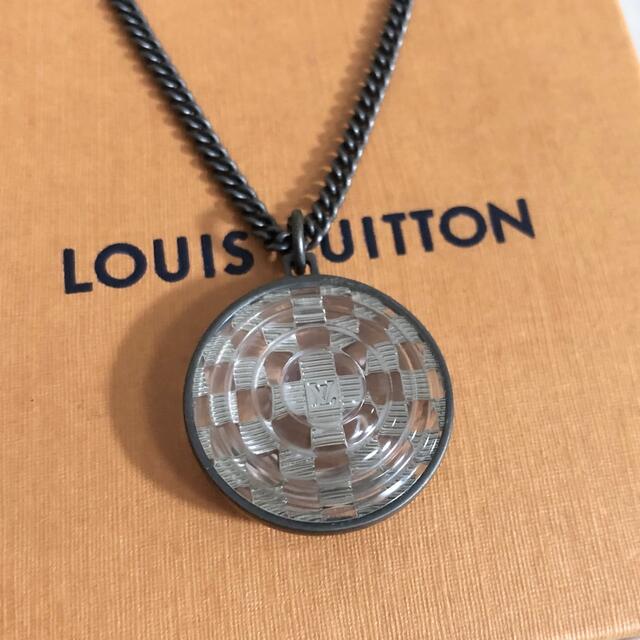 LOUIS VUITTON(ルイヴィトン)のヴィトン　ネックレス　ダミエ　クリア　透明　シルバー　銀　ブラック　丸　ロゴ　☆ メンズのアクセサリー(ネックレス)の商品写真