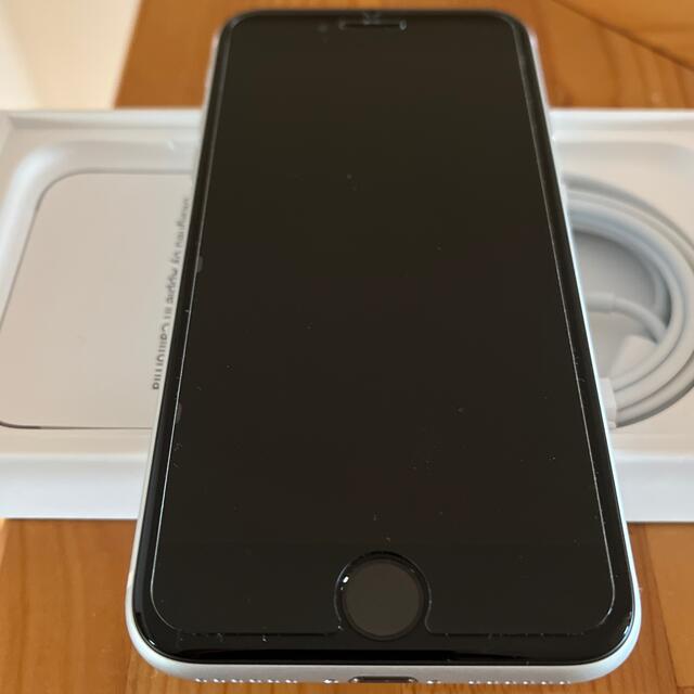 Apple(アップル)のiPhone SE ホワイト スマホ/家電/カメラのスマートフォン/携帯電話(スマートフォン本体)の商品写真