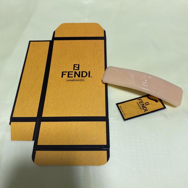 FENDI(フェンディ)のFENDI バレッタ　クリーム レディースのヘアアクセサリー(バレッタ/ヘアクリップ)の商品写真