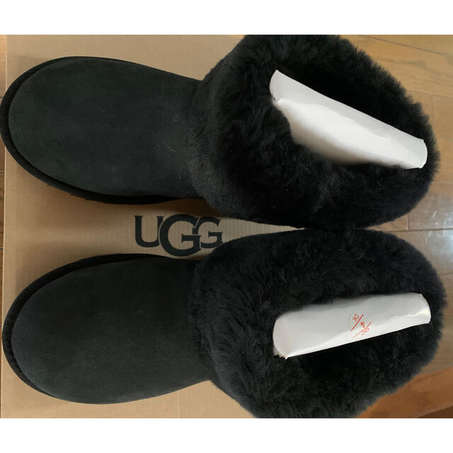 UGG W CLASSIC MINI FLUFF BLK 7 UGG W CLASSIC MINI FLUFF BLK 7
