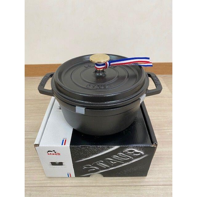 STAUB(ストウブ)の【471】ストウブ ピコ ココット ラウンド 18cm black インテリア/住まい/日用品のキッチン/食器(鍋/フライパン)の商品写真