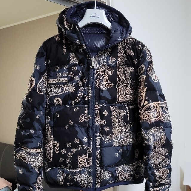 MONCLER(モンクレール)の国内正規MONCLER最新バンダナプリントダウン　リバーシブルTG1 極美品 メンズのジャケット/アウター(ダウンジャケット)の商品写真