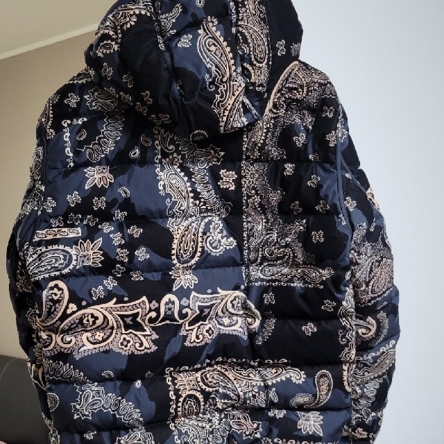 MONCLER(モンクレール)の国内正規MONCLER最新バンダナプリントダウン　リバーシブルTG1 極美品 メンズのジャケット/アウター(ダウンジャケット)の商品写真