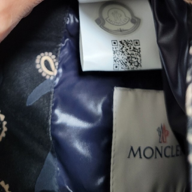 MONCLER(モンクレール)の国内正規MONCLER最新バンダナプリントダウン　リバーシブルTG1 極美品 メンズのジャケット/アウター(ダウンジャケット)の商品写真