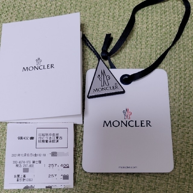 MONCLER(モンクレール)の国内正規MONCLER最新バンダナプリントダウン　リバーシブルTG1 極美品 メンズのジャケット/アウター(ダウンジャケット)の商品写真