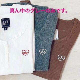 ギャップ(GAP)のGAP リブヘンリーネック ロゴ長袖Tシャツ グレー(カットソー(長袖/七分))