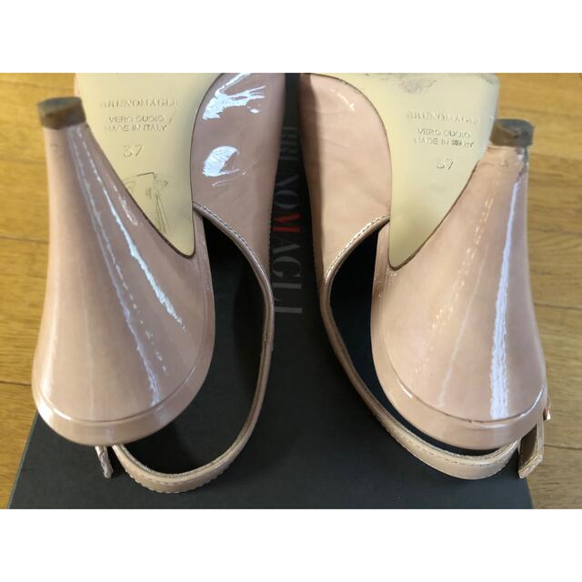BRUNOMAGLI(ブルーノマリ)のBRUNO MAGLI ブルーノマリ　バックストラップ　パンプス　ピンクベージュ レディースの靴/シューズ(ハイヒール/パンプス)の商品写真