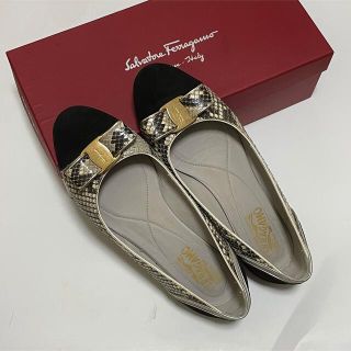 サルヴァトーレフェラガモ(Salvatore Ferragamo)のフェラガモ　フラットパンプス(バレエシューズ)