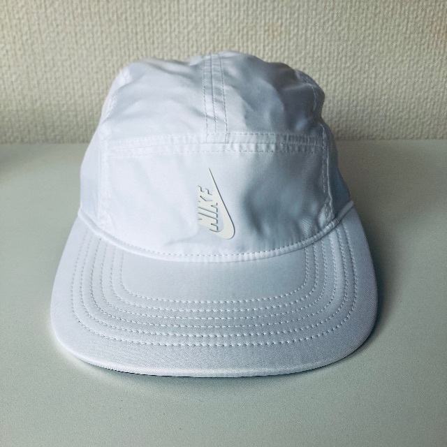 NIKE(ナイキ)のららら様専用 縦NIKE logo cap white 希少 メンズの帽子(キャップ)の商品写真