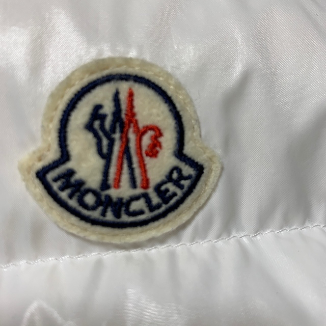 MONCLER(モンクレール)のモンクレールダウンベスト レディースのジャケット/アウター(ダウンベスト)の商品写真