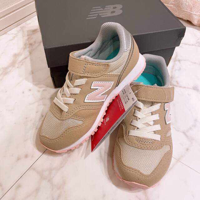 New Balance(ニューバランス)の17.5 新品　ニューバランス　スニーカー　373 キッズ　ベージュ　ジュニア キッズ/ベビー/マタニティのキッズ靴/シューズ(15cm~)(スニーカー)の商品写真