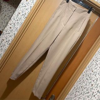 ザラ(ZARA)のZARA ハイウエストパンツ テーパードパンツ　S(カジュアルパンツ)