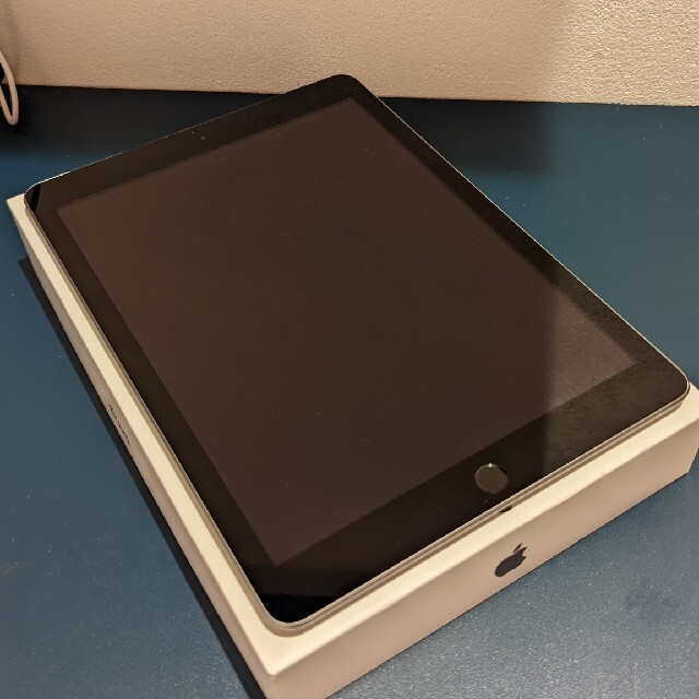 iPad(アイパッド)のアップル iPad 第5世代 cellularモデル 128GB スペースグレイ スマホ/家電/カメラのPC/タブレット(タブレット)の商品写真