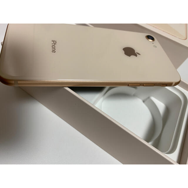 Apple(アップル)のiphone 8   simフリー ゴールド  64GB スマホ/家電/カメラのスマートフォン/携帯電話(スマートフォン本体)の商品写真