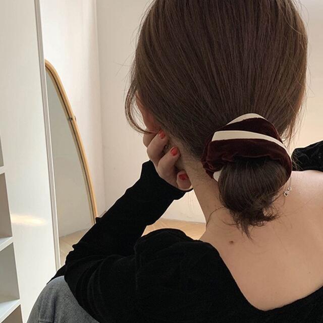 新品　ベルベットシュシュ ヘアゴム フリル ボリューム おしゃれ バイカラー レディースのヘアアクセサリー(ヘアゴム/シュシュ)の商品写真