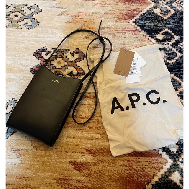 A.P.C(アーペーセー)の<お値引き> A.P.C.  レザー　ショルダーバッグ ネックポーチ レディースのバッグ(ショルダーバッグ)の商品写真