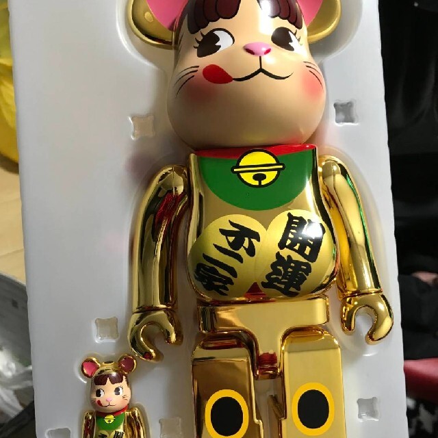 不二家(フジヤ)のBE@RBRICK 招き猫ペコちゃん金メッキ100％＆ 400％ ベアブリック エンタメ/ホビーのおもちゃ/ぬいぐるみ(キャラクターグッズ)の商品写真