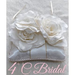 ヨンドシー(4℃)の4℃ BRIDAL 指輪用クッション 枕 白 フラワー バラ リーフ ヨンドシー(リングピロー)