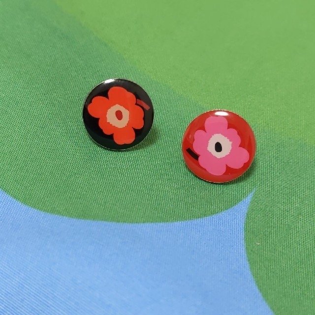 marimekko(マリメッコ)のmarimekko ピンバッジ 2個セット レディースのアクセサリー(ブローチ/コサージュ)の商品写真