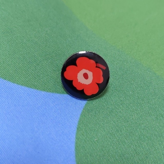 marimekko(マリメッコ)のmarimekko ピンバッジ 2個セット レディースのアクセサリー(ブローチ/コサージュ)の商品写真